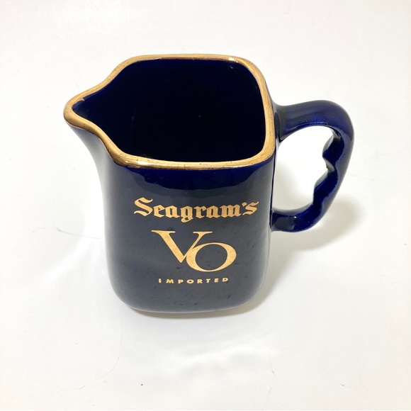 Vintage SEAGRAMS VO CANADIAN WHISKEY Cobalt Blue Pitcher Gold Trim - Picture 2 of 8